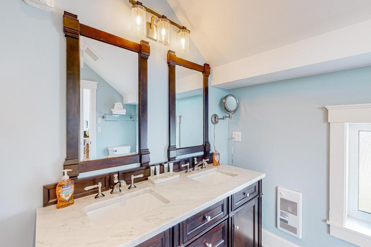 The Retreat - Suite #2 Waterbury Bagian luar foto