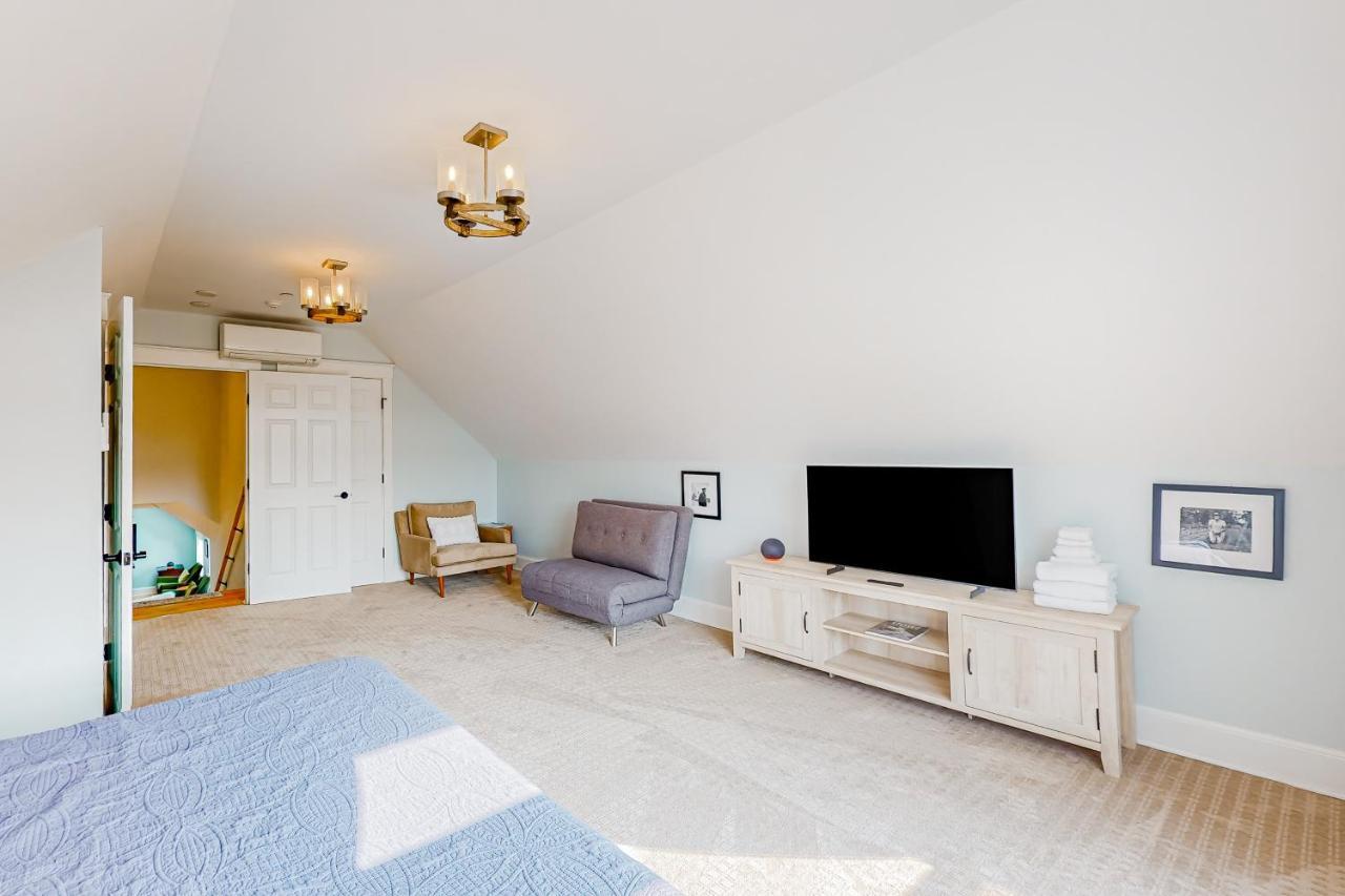 The Retreat - Suite #2 Waterbury Bagian luar foto