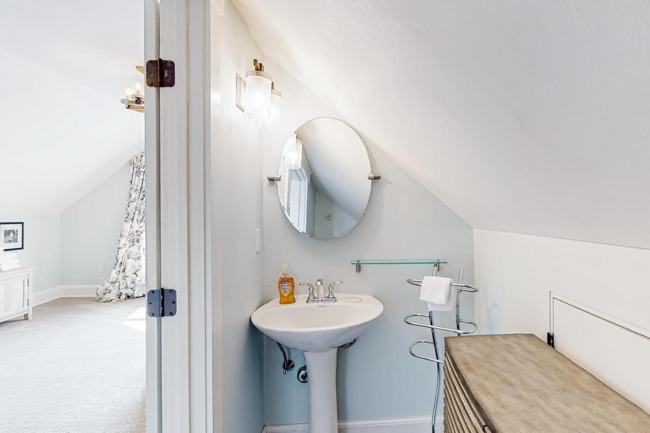 The Retreat - Suite #2 Waterbury Bagian luar foto